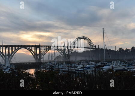 Coucher de soleil brumeux, Yaquina Bay Newport, ou Banque D'Images