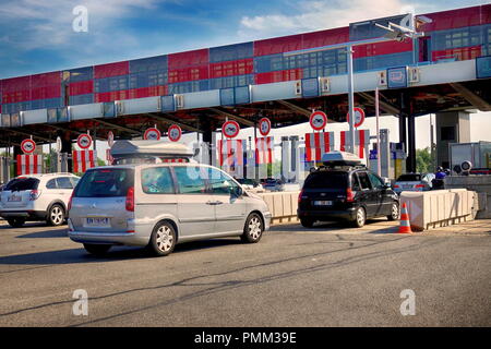 Troyes, France - 27 juillet 2018 : voitures près de la barrière de péage au péage (ou en français) sur une chaude journée d'été Banque D'Images