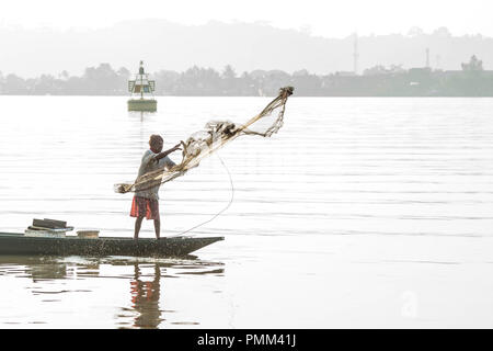 Samarinda / Indonésie - 19/08/2018 : traditionnel pêcheur dans la rivière Mahakam, Samarinda, Indonésie, la capture de poissons à l'aide de net le matin Banque D'Images