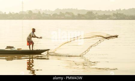 Samarinda / Indonésie - 19/08/2018 : traditionnel pêcheur dans la rivière Mahakam, Samarinda, Indonésie, la capture de poissons à l'aide de net le matin Banque D'Images