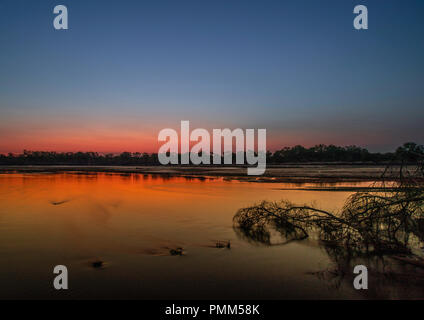 Coucher de soleil sur la Rivière Luangwa, South Luangwa, en Zambie Banque D'Images