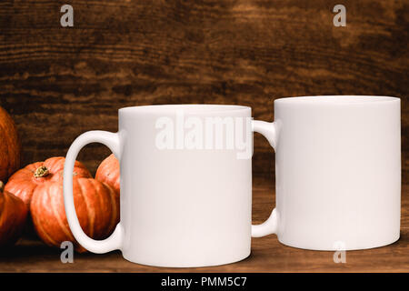 Automne/Fall 2 mug mock-up. Deux tasses de café blanc vide pour ajouter la conception faite sur commande ou devis. Parfait pour les entreprises qui vendent des tasses, incrustation juste votre devis Banque D'Images