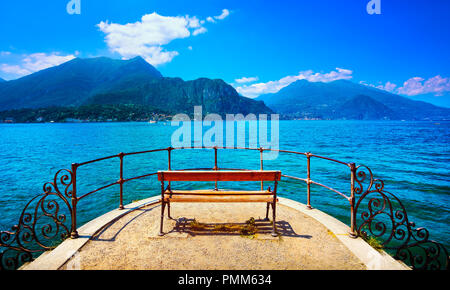 Sur le banc en face au lac de Côme Lac paysage. Bellagio Italie Europe Banque D'Images