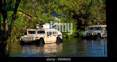 Les soldats de l'Armée américaine affecté à 129e Bataillon de soutien de soutien au combat, 101st Airborne Division (Air Assault), 101e Airborne Brigade de soutien "Lifeliners" et d'arriver à Fort Bragg en Caroline du nord pour rejoindre les opérations conjointes menées à l'appui de l'ouragan Florence secours à Lumberton, North Carolina, 18 Septembre, 2018. La 101e a fait l'ABN Soldats 22 heures voyage de Fort Campbell, Kentucky. (Photo de la CPS. Salgado Andrea Rivera) Banque D'Images