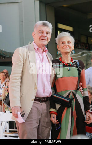 Richard Benjamin et Paula Prentiss à la main et l'Empreinte Cérémonie à Peter O'Toole au Grauman's Chinese Theatre à Hollywood, CA, le 30 avril 2011.. Photo par Joe Martinez / PictureLux Banque D'Images