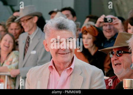 Richard Benjamin à la main et l'Empreinte Cérémonie à Peter O'Toole au Grauman's Chinese Theatre à Hollywood, CA, le 30 avril 2011.. Photo par Joe Martinez / PictureLux Banque D'Images