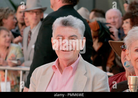 Richard Benjamin à la main et l'Empreinte Cérémonie à Peter O'Toole au Grauman's Chinese Theatre à Hollywood, CA, le 30 avril 2011.. Photo par Joe Martinez / PictureLux Banque D'Images