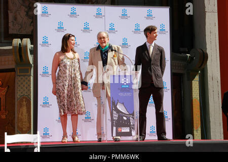 Peter O'Toole avec fils Lorcan O'Toole et sa fille Kate O'Toole à la main et l'Empreinte Cérémonie à Peter O'Toole au Grauman's Chinese Theatre à Hollywood, CA, le 30 avril 2011.. Photo par Joe Martinez / PictureLux Banque D'Images