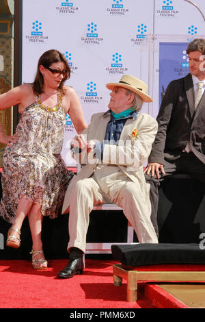 Peter O'Toole avec fils Lorcan O'Toole et sa fille Kate O'Toole à la main et l'Empreinte Cérémonie à Peter O'Toole au Grauman's Chinese Theatre à Hollywood, CA, le 30 avril 2011.. Photo par Joe Martinez / PictureLux Banque D'Images