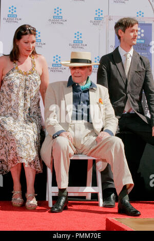 Peter O'Toole avec fils Lorcan O'Toole et sa fille Kate O'Toole à la main et l'Empreinte Cérémonie à Peter O'Toole au Grauman's Chinese Theatre à Hollywood, CA, le 30 avril 2011.. Photo par Joe Martinez / PictureLux Banque D'Images