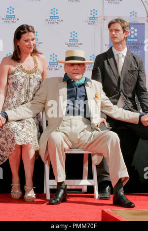 Peter O'Toole avec fils Lorcan O'Toole et sa fille Kate O'Toole à la main et l'Empreinte Cérémonie à Peter O'Toole au Grauman's Chinese Theatre à Hollywood, CA, le 30 avril 2011.. Photo par Joe Martinez / PictureLux Banque D'Images