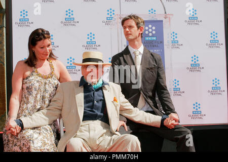 Peter O'Toole avec fils Lorcan O'Toole et sa fille Kate O'Toole à la main et l'Empreinte Cérémonie à Peter O'Toole au Grauman's Chinese Theatre à Hollywood, CA, le 30 avril 2011.. Photo par Joe Martinez / PictureLux Banque D'Images