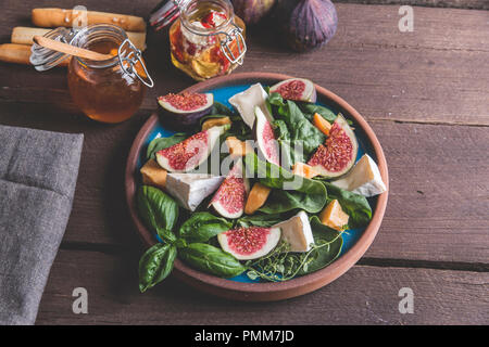 Avec salade verte, figues, fromage plat végétarien Banque D'Images