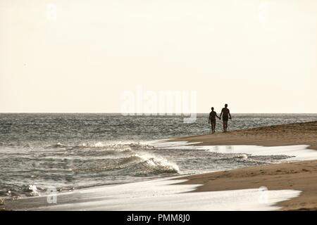 Man and Woman holding hands walking on beach, Playa de Corralejo, Fuerteventura, Îles Canaries, Espagne Banque D'Images