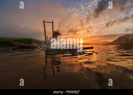 Pêcheur la pêche des crevettes dans le Mékong, Nong Khai, Thailand. Banque D'Images