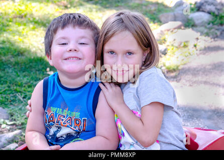 Portrait d'un adorable frère et soeur Banque D'Images