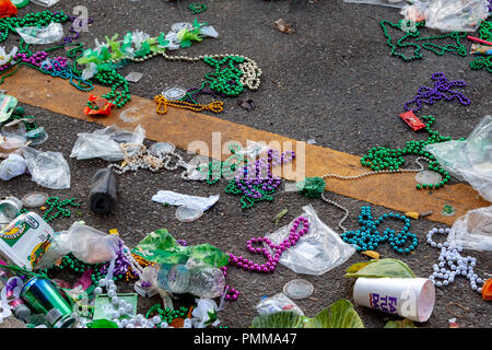 Déchets sur la rue après avoir défilé de la Saint-Patrick sur Magazine Street à New Orleans Banque D'Images