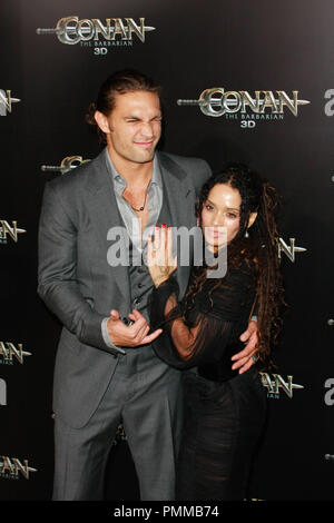 Jason Momoa et Lisa Bonet lors de la première mondiale de la "Lionsgate Conan le barbare". Arrivants tenue au Regal Cinemas L.A. Vivre à Los Angeles, CA, le 11 août 2011. Photo par Joe Martinez / PictureLux Banque D'Images