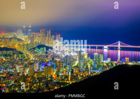 Vue aérienne de la ville de Busan avec pont Gwangan à nuit, la Corée du Sud. Banque D'Images