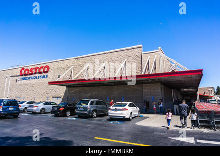 6 août 2018 sur la montagne / CA / USA - Vue extérieure de l'un des magasins Costco Wholesale South San Francisco Bay area ; personnes marchant vers Banque D'Images