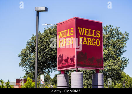 6 août 2018 Los Altos / CA / USA - Wells Fargo logo affiché en face de l'un de leurs succursales dans le sud de San Francisco bay area Banque D'Images