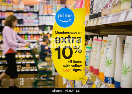 30 août 2018 Los Altos / CA / USA - Sign advertising que Amazon propose des remises supplémentaires pour les membres de l'ensemble Premier Foods stores Banque D'Images