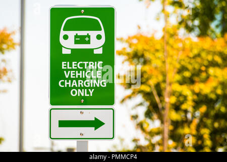 Recharge de véhicules électriques 'uniquement' signe envoyé dans un parc de stationnement Banque D'Images