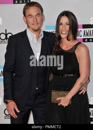 Alanis Morissette et le rappeur Mario 'Souleye' Treadway à l'arrivée des American Music Awards 2011 qui a eu lieu au Nokia Theatre L.A. Vivre à Los Angeles, CA. L'événement a eu lieu le dimanche, 21 novembre 2011. Photo de RPAC / PictureLux Banque D'Images