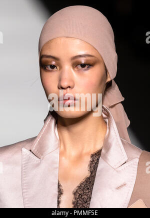 NEW YORK, NY - 05 septembre 2018 : Tang il marche la piste au Tom Ford Printemps Été 2019 Fashion show Fashion Week de New York Banque D'Images