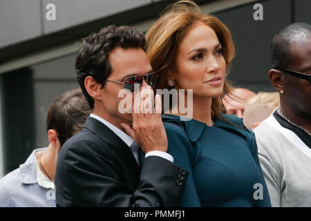 Jennifer Lopez et son mari Marc Anthony à la Chambre de commerce de Hollywood cérémonie en l'honneur de Simon Fuller avec une étoile sur le Hollywood Walk of Fame à Hollywood, CA, le 23 mai 2011. Photo par Joe Martinez / PictureLux Banque D'Images