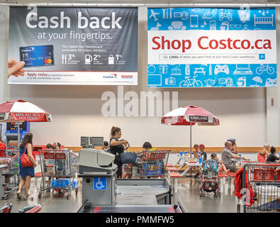 TORONTO, CANADA - LE 15 AOÛT 2018 : bannières publicitaires sur Costco carte de paiement dans un magasin Costco. Costco, est une société américaine qui exploite un Banque D'Images