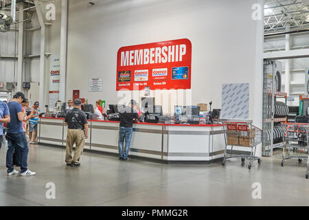 TORONTO, CANADA - LE 15 AOÛT 2018 : La ligne d'un peuple au service clientèle 24 dans un magasin Costco. Costco, est une société américaine qui exploite un ch Banque D'Images