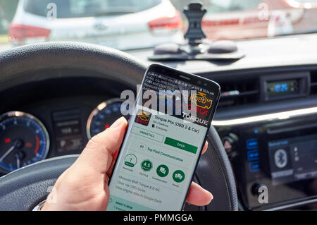 Montréal, Canada - le 10 août 2018 Couple : PRO Android app dans une voiture. Le couple est une voiture de performance, et de l'outil de diagnostic du scanner, qui utilise un système OBD II Blu Banque D'Images