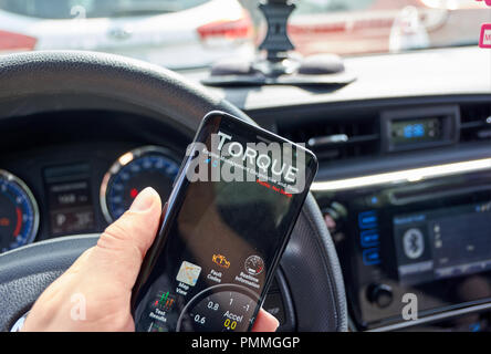 Montréal, Canada - le 10 août 2018 Couple : PRO Android app dans une voiture. Le couple est une voiture de performance, et de l'outil de diagnostic du scanner, qui utilise un système OBD II Blu Banque D'Images