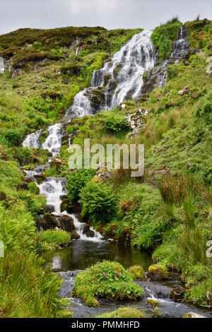 Cascade de chutes voile de brides sur l'autoroute A855 à Loch Leathan au Storr sur l'île de Skye Highlands écossais Hébrides intérieures Scotland UK Banque D'Images