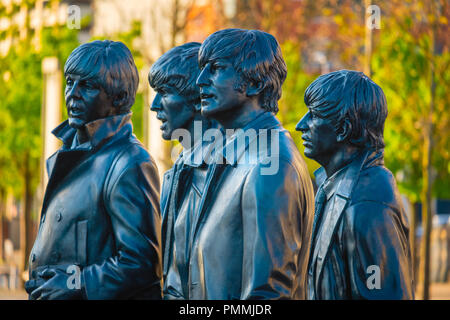 Liverpool, Royaume-Uni - 17 mai 2018 : statue en bronze des Beatles se trouve à la tête de la jetée sur le côté du fleuve Mersey, sculptée par Andrew Edwards et érigée Banque D'Images