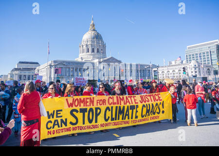 20 janvier 2018 San Francisco / CA / USA - changement climatique 'Stop' bannière affichée à la Marche des femmes qui ont lieu dans le Civic Center Plaza Banque D'Images