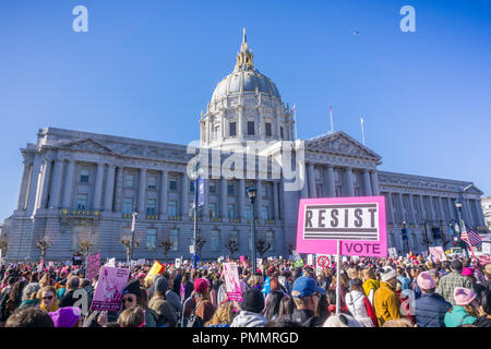 20 janvier 2018 San Francisco / CA / USA - 'résister' Vote signer soulevée à la Marche des femmes rallye qui a eu lieu dans le Civic Center Plaza Banque D'Images