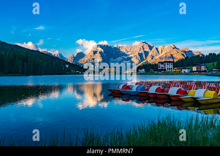 Vue sur le célèbre lac de Misurina le matin avec des bateau et les Dolomites Montagne à Cortina d'Ampezzo en Italie Banque D'Images