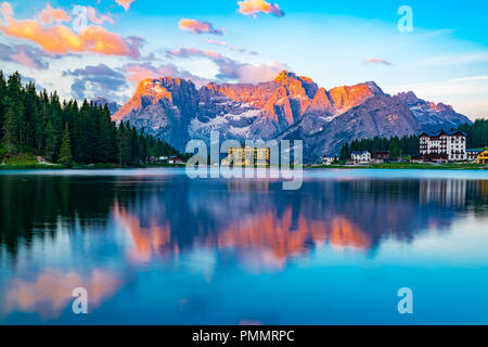 Vue sur le lac de Misurina à Cortina d'Ampezzo le matin en Italie avec la montagne Dolomites Sorapis Punta d'en arrière-plan Banque D'Images