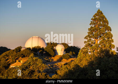 Vue du coucher de soleil vers Shane Observatoire et le télescope automatisé Planet Finder, Mt Hamilton, San Jose, San Francisco, Californie Banque D'Images