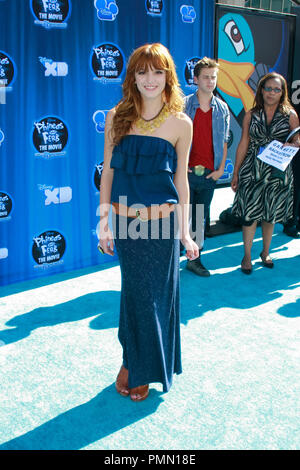 Bella Thorne lors de la première de Disney Channel's ''Phineas et Ferb : à travers la 2ème Dimension'. Arrivants tenue à El Capitan Theatre à Hollywood, CA, 3 août 2011. Photo par Joe Martinez / PictureLux Banque D'Images