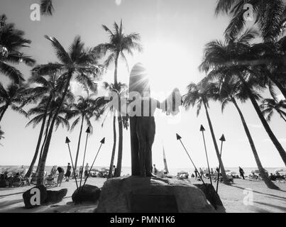 La majestueuse statue de Duc Kahanamoku à Waikiki beach, Hawaii. Banque D'Images