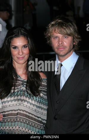 Daniela Ruah et Eric Christian Olsen lors de la première mondiale de Universal Pictures "La Chose". Arrivants tenue à l'AMC CityWalk Stadium 19 dans la ville universelle, le 10 octobre 2011. Photo par : Richard Chavez / Picturelux Banque D'Images