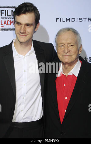 (L-r) Marston Hefner et Hugh Hefner lors de la première mondiale de 'La Rum Diary' pour le film indépendant, au LACMA series a tenu au LACMA à Los Angeles, CA le Jeudi, 13 octobre, 2011. Photo par Pedro/ PictureLux Ulayan/ RPAC Banque D'Images