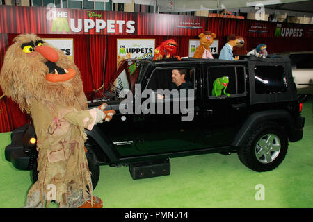 MISS PIGGY THE MUPPETS. WORLD PREMIERE HOLLYWOOD LOS ANGELES CALIFORNIA USA  12 November 2011 Stock Photo - Alamy