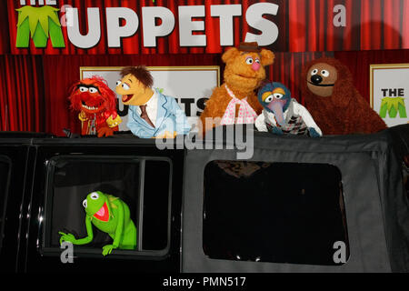 MISS PIGGY THE MUPPETS. WORLD PREMIERE HOLLYWOOD LOS ANGELES CALIFORNIA USA  12 November 2011 Stock Photo - Alamy