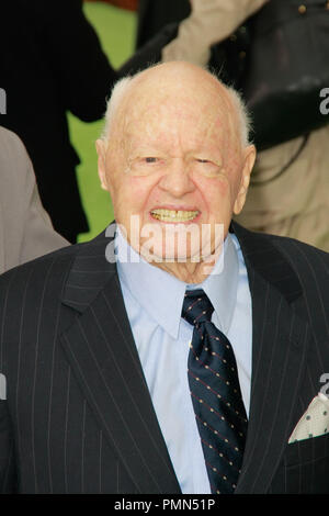 Mickey Rooney lors de la première mondiale du Disney's 'Les Muppets'. Arrivants tenue au Théatre Le El Capitan à Hollywood, CA, le 12 novembre 2011. Photo par Joe Martinez / PictureLux Banque D'Images