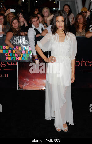 Julia Jones lors de la première mondiale de l'animation du sommet "La Saga Twilight : Breaking Dawn - Part 1'. Arrivants tenue au Nokia Theater à Los Angeles. Vivre à Los Angeles, CA, le 14 novembre 2011. Photo par Joe Martinez / PictureLux Banque D'Images