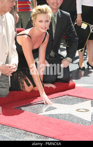 29/09/2005 Charlize Theron Charlize Theron Walk of Fame @Hollywood Blvd, Hollywood photo de Mar HollywoodNewsWire.net/ PictureLux/ Matsuda référence #  31221 Fichier 005HNW pour un usage éditorial uniquement - Tous droits réservés Banque D'Images